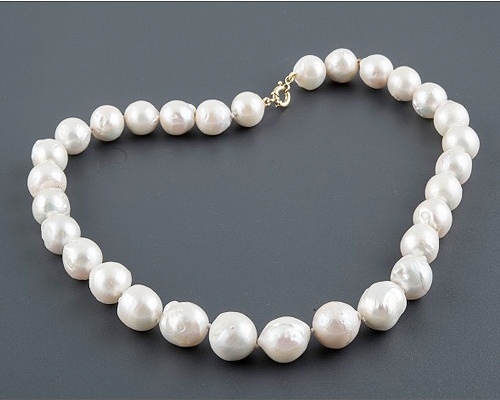Collar de Perlas barrocas redondas blancas. Con cierre de oro