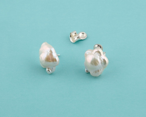 Pendientes de Perla cultivada con ligera forma de flor 14mm. y Plata.