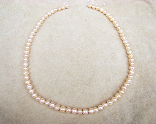 Collar de perlas semi esféricas rosas