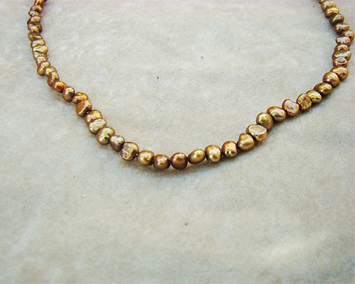 Collar de perla patatita en color bronce