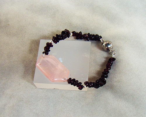 Pulsera de Cuarzo rosa español, Granate y cierre de acero imantado