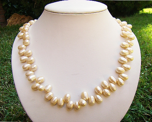 Collar de perlas ovales en zig-zag. Color crema