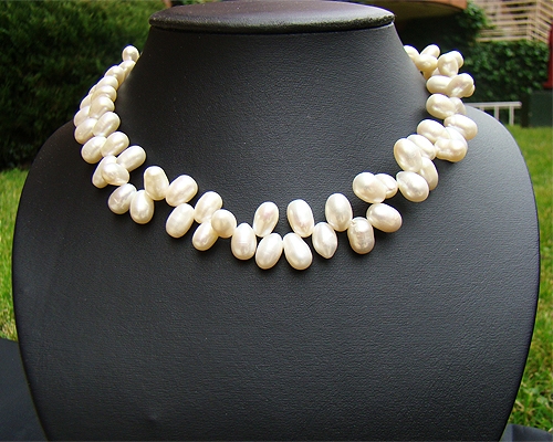 Collar de perlas ovales en zig-zag. Blancas