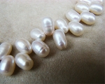 Collar de perlas ovales en zig-zag. Blancas