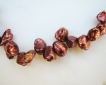 Collar de perlas Keshi zig-zag cobre
