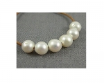Perlas semi esféricas con taladro completo de 2mm. Blancas