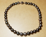 Collar de perla Tahití esférica gris con broche de oro