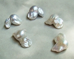 Perla barroca irregular blanca con perforación completa