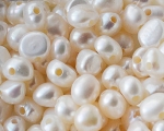 Perlas patata con perforación de 3mm. Blancas