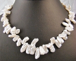 Collar de perlas Biwa blanca
