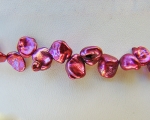 Collar de perlas keshi zig-zag fucsia