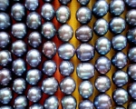 Collar de perlas semi esféricas grises