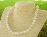 Collar de perla semi esférica en degradé blanca