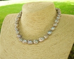 Collar de perlas barrocas grises