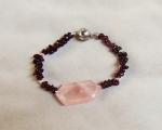 Pulsera de Cuarzo rosa español, Granate y cierre de acero imantado