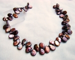 Collar de perlas zig-zag. Color bronce