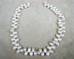Collar de perlas ovales en zig-zag. Blancas