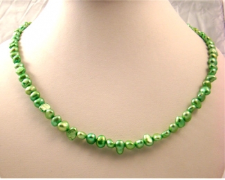 Collar de perlas patatita verde manzana