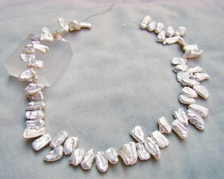 Collar de perlas Biwa blanca