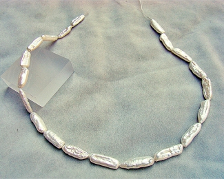 Collar de perla Biwa blanca