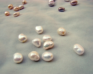 Perlas barrocas con perforación completa de 2mm. Blancas
