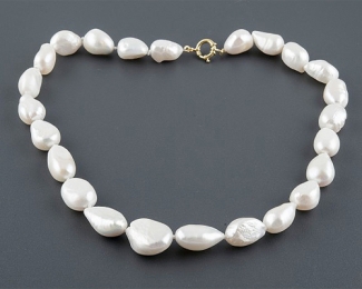 Collar de Perlas barrocas ovaladas blancas. Con reasa en oro