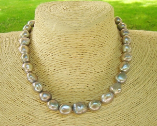 Collar de perlas barrocas grises