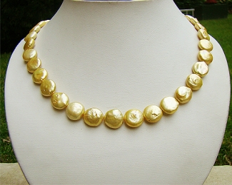 Collar de perlas doradas