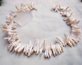 Collar de perla Biwa blanca