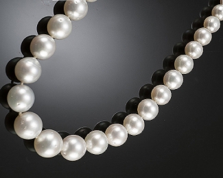 Collar de perla semi esférica en degradé blanca