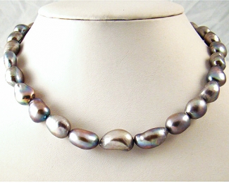 Collar de perlas barrocas gris plata