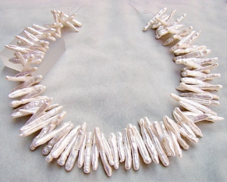 Collar de perla Biwa blanca