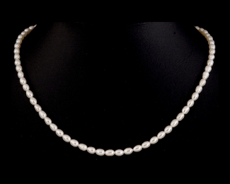 Collar de perla oval blanca