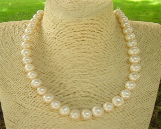 Collar de perla semi esférica en degradé blanca