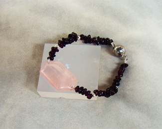 Pulsera de Cuarzo rosa español, Granate y cierre de acero imantado