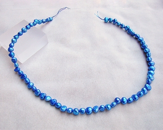 Collar de perlas patatita azul eléctrico