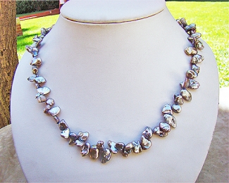 Collar de perlas Keshi zig-zag gris plata