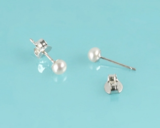 Pendientes en Perla AAA con Oro blanco. 4mm.